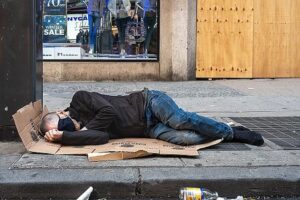 Miasto i jego historia: zrozumieć ludzi bezdomnych w przestrzeni urbanistycznej