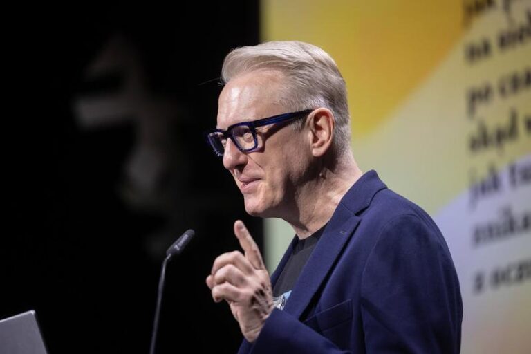 Mistrzowski zjadliwy wiersz, który uwodzi i szokuje