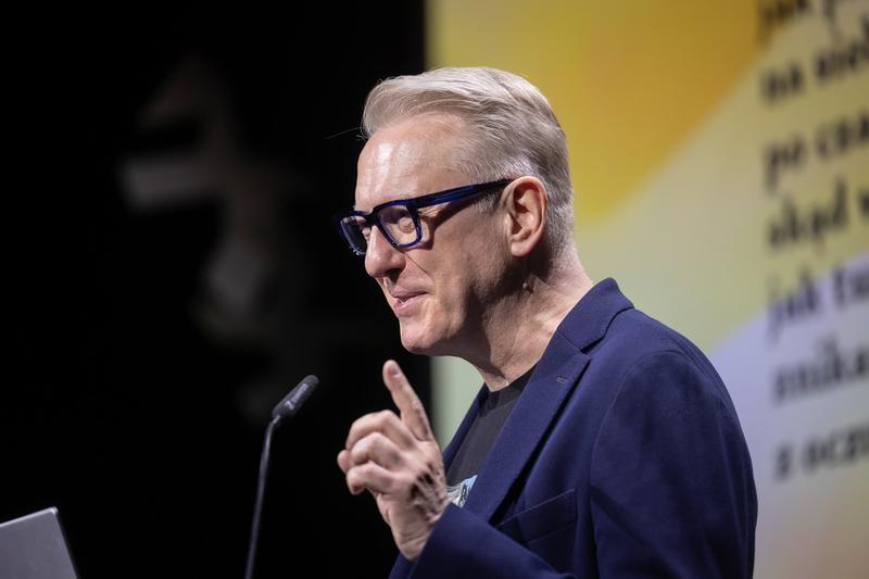 Mistrzowski zjadliwy wiersz, który uwodzi i szokuje