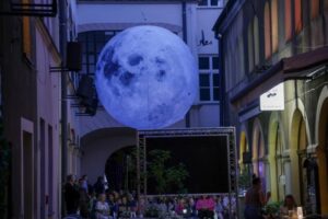 Tajemnice Księżyca: Odkryj Fascynujące Książki o Jego Magii