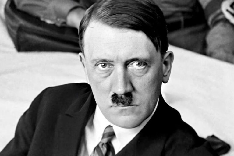 Mroczne odbicie: jak pierwsza fotografia Hitlera stała się inspiracją dla wiersza