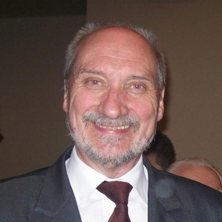 Odkrywając kulisy: autor książki o Macierewiczu dzieli się swoimi spostrzeżeniami