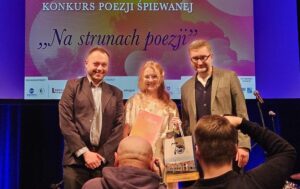 Odkryj magię poezji: ławeczka wierszy w sercu twórczości