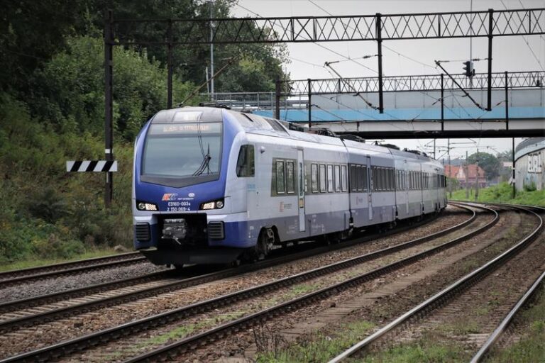 Podróż słowami: Wiersz o pociągach do Warszawy