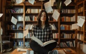 Motyw szkoły w literaturze: Jak edukacja kształtuje postaci i fabuły