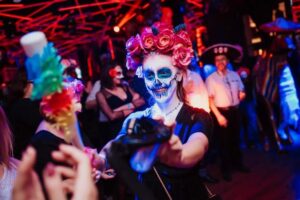 Zaskakujące pomysły na imprezę z motywem, które oczarują gości